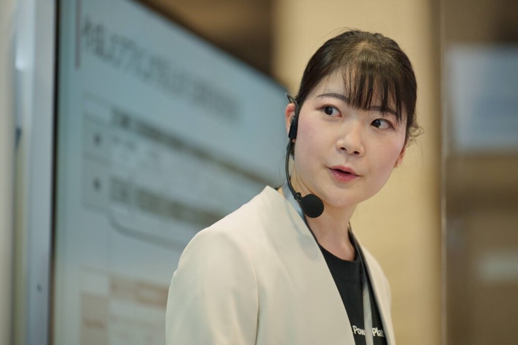 マイクを付けて講演する女性スピーカー