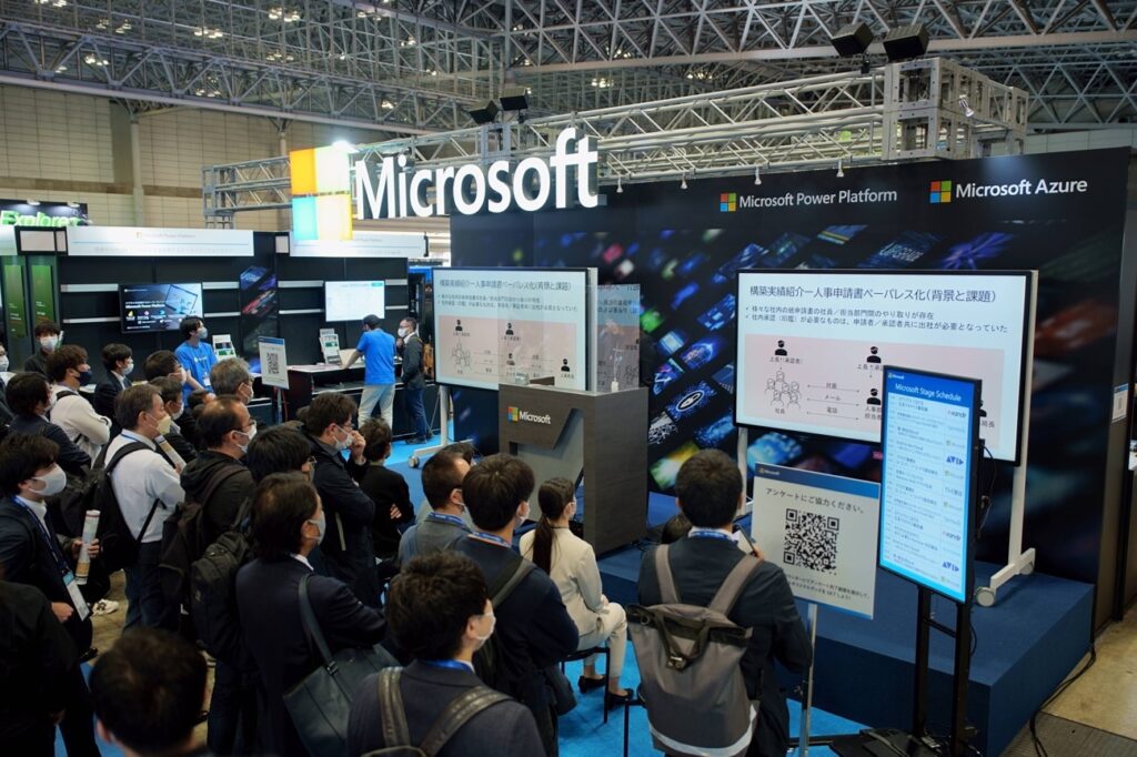 マイクロソフトブース前でセミナー開始を待つ聴講者たち