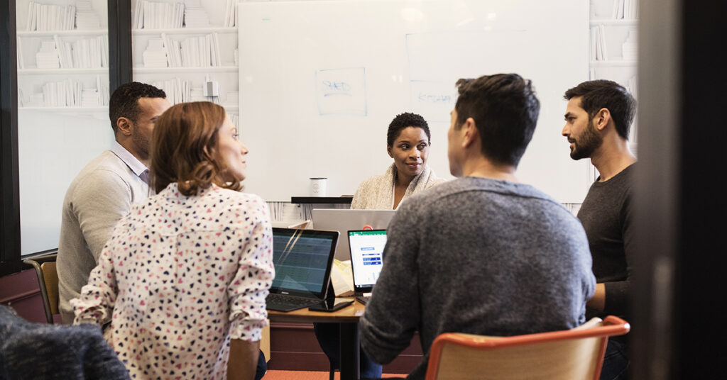 皆が集まり打ち合わせをしている様子