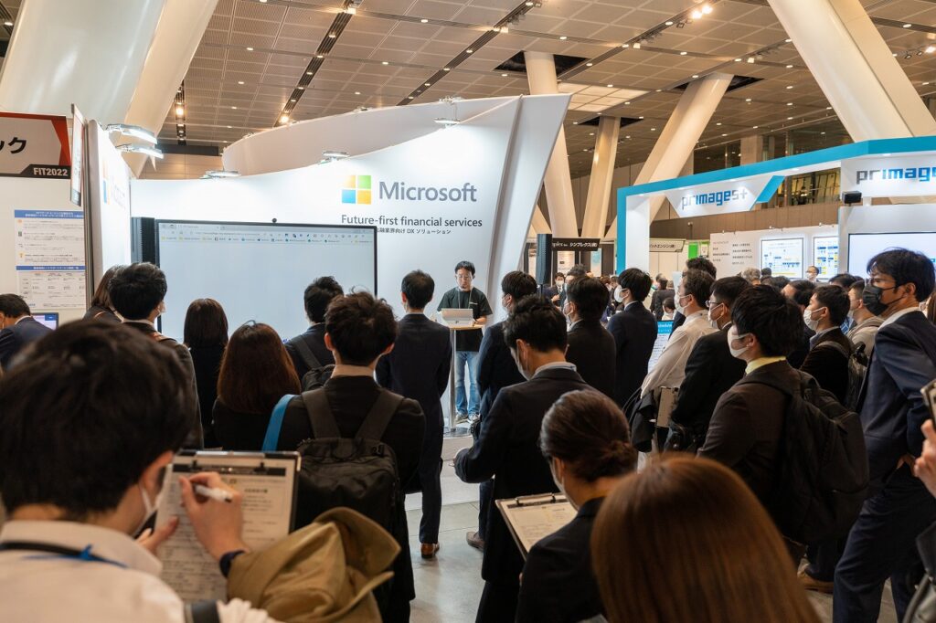 イベント会場のミニセミナーに登壇する春日井氏