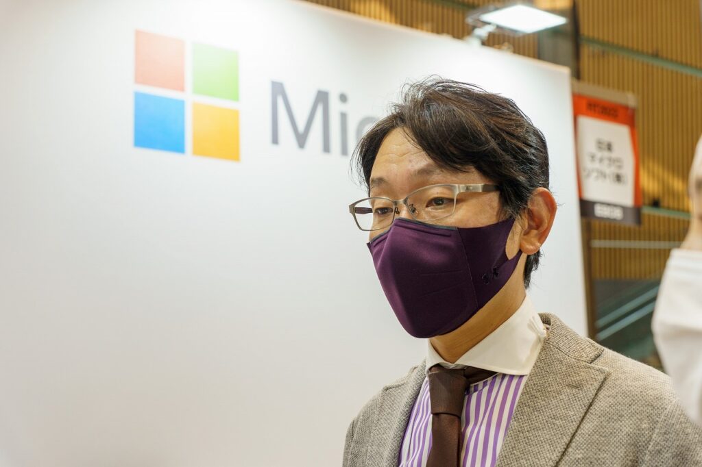 イベント出展会場でインタビューを受ける藤井氏