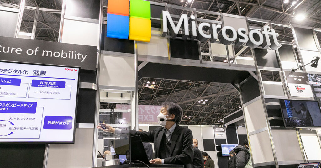 イベント会場内マイクロソフトブースにて男性がセミナーを行っている様子