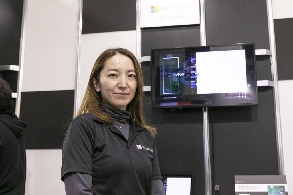マイクロソフトブースにおけるソリューション説明担当の女性