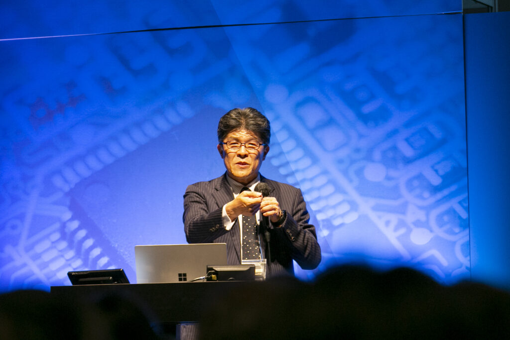 演台上で講演を行う男性