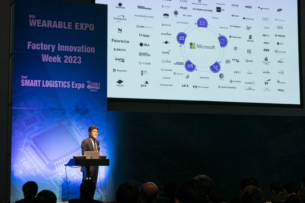 演台上で講演を行う男性