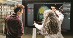 AI 技術を活用して病状を可視化して治療方法を検討する医師たち