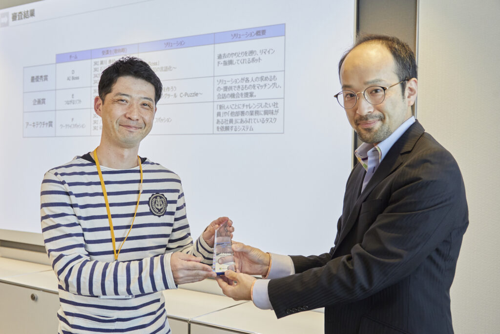 授賞者へ表彰盾が手渡される様子