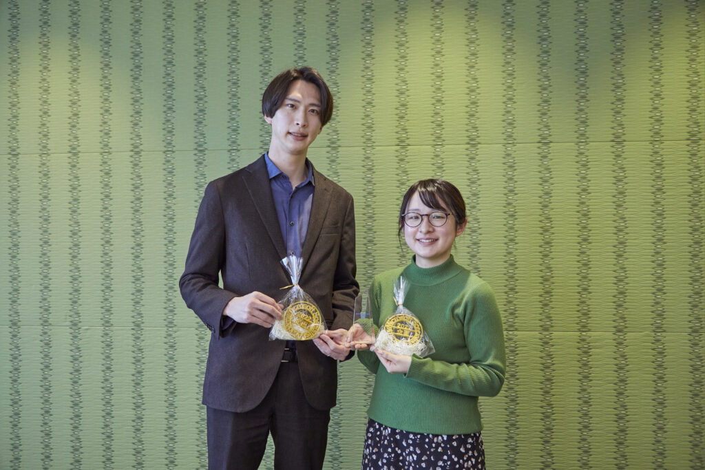 企画賞の盾を持って横一列に並ぶ授賞者たち