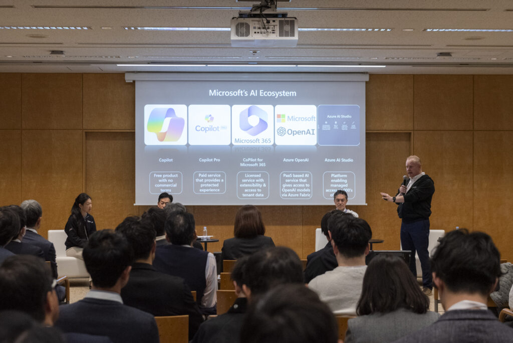 パネルディスカッション「AI 活用を推進するための AI ガバナンス powered by 日本マイクロソフト」でディスカッションを行う登壇者たち