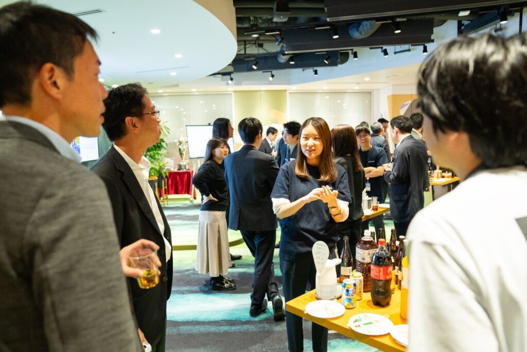 「Microsoft 金融機関向け Copilot for Microsoft 365 セミナー」終了後の懇親会の様子 1