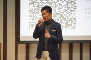 2024 年 12 月 18 日（水）、日本マイクロソフトは品川本社にて、生成AIによる金融業界の業務課題解決をテーマにしたセミナー「AI Challenge Day」を開催しました。 セミナーは 2 部構成で行われ、第1部ではマイクロソフトが Copilot Agent を活用した業務効率化や意思決定の高度化について、また株式会社Blue Lab が AI 監査サービス「AiHawk Filter」によるリスク管理の進化など、金融業界の課題解決に寄与する具体的な事例を紹介しました。第 2 部では、パートナー企業 9 社が金融業界の業務課題を生成 AI で解決するソリューションについてプレゼンテーションを行いました。本稿では、当日のセッションの概要を紹介します。