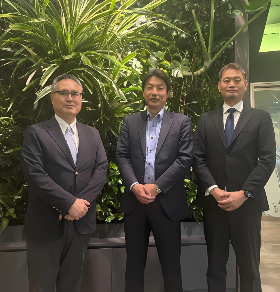 ​​（左から）三浦 明・石見​ ​拓、大山 訓弘（敬称略）​