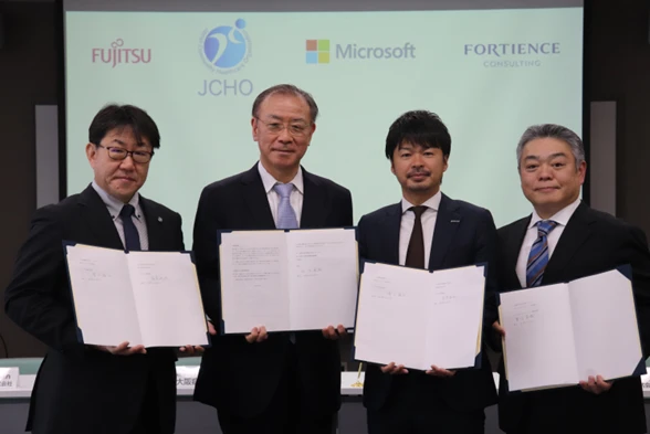 調印式に参加した、富士通Japan ヘルスケア事業本部長 桑原 裕哉(左)、大阪病院 病院長 西田 俊朗(左から2番目)と日本マイクロソフト ヘルスケア統括本部　統括本部長　清水 教弘(右から2番目)、フォーティエンスコンサルティング　ソーシャルバリュークリエイション本部⾧ 重信 卓哉(右)、（於 大阪病院　2026年2月13日）