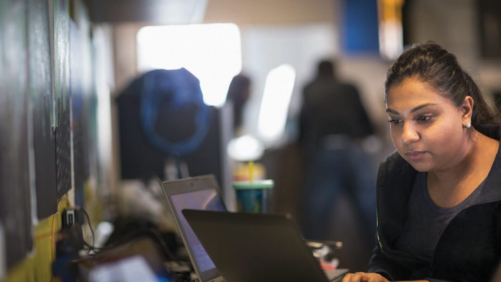 ラップトップで作業する女性