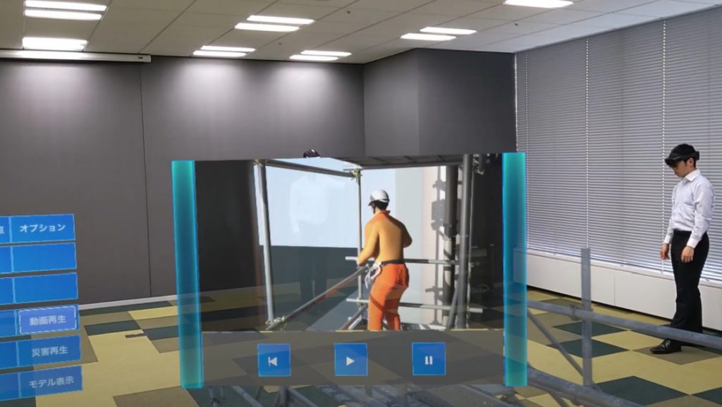 1 人の女性と 4 人の男性 仮想マシンでポータブル ワークベンチを組み立てる