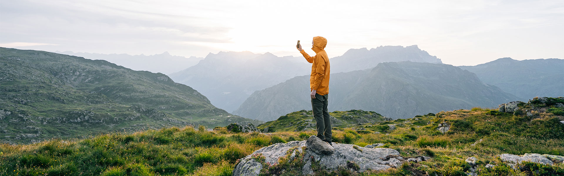 高原でたたずむ若い男性