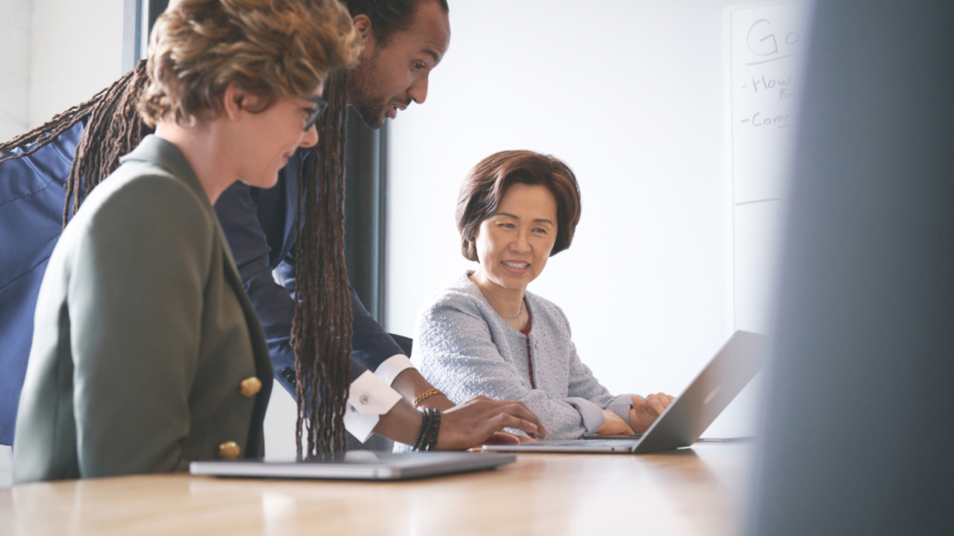 Cliente executivo satisfeito trabalhando e colaborando com consultor de investimentos em decisões de investimento usando aplicativos inteligentes alimentados pelo Azure