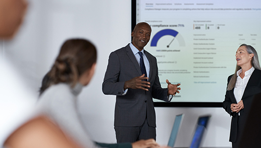 CISO (diretor de segurança da informação) com uma mulher apresenta tópicos de segurança ao conselho de administração.