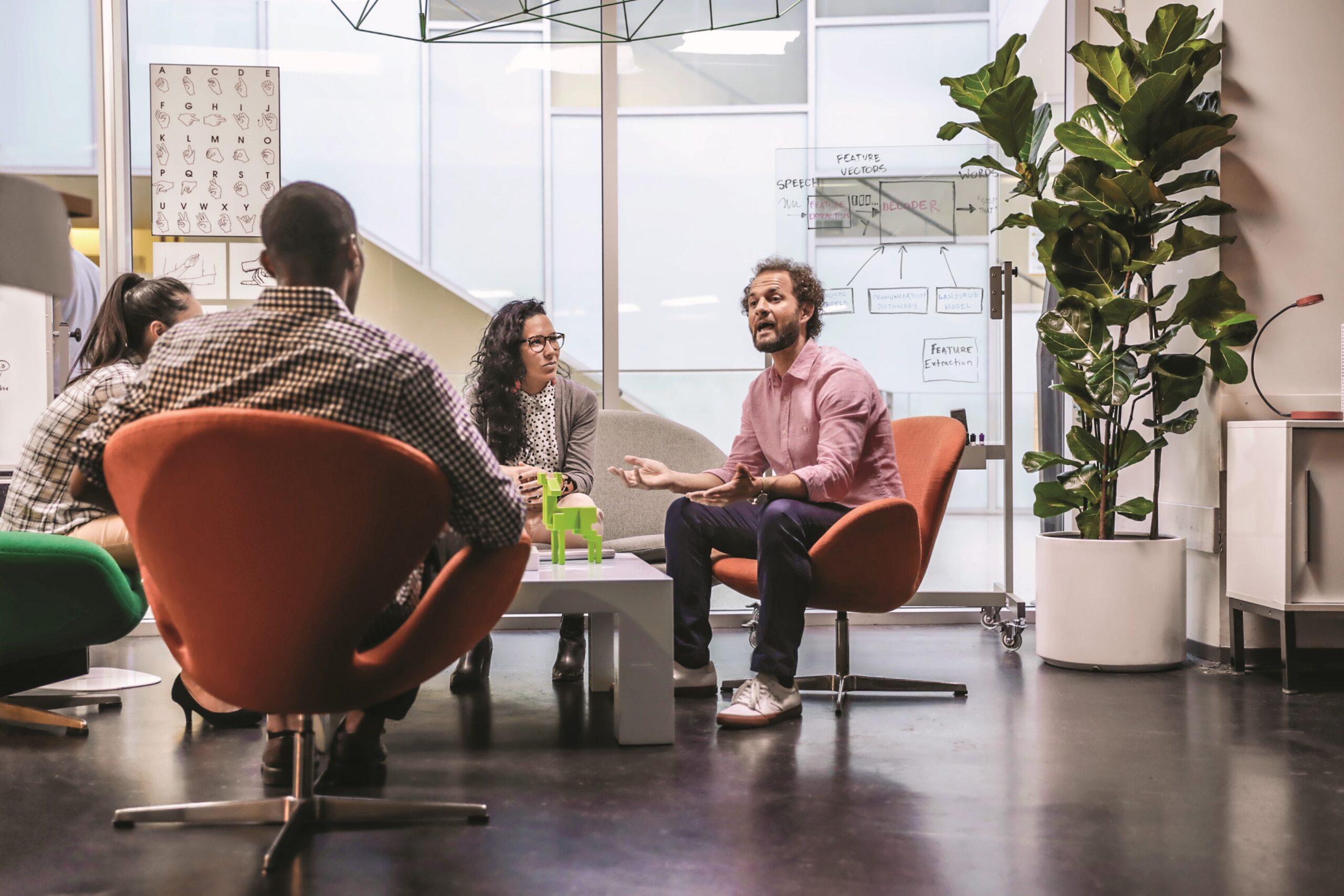 um grupo de pessoas discutindo o desenvolvimento e design de aplicativos de IA